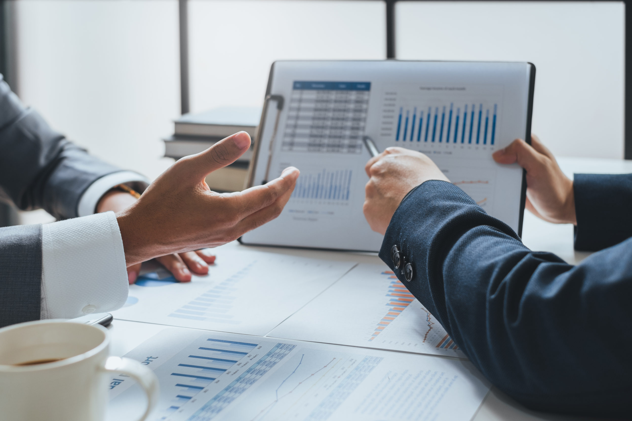 Traders discussing the financial market - 06 مايو 2022 - التحليل الأساسي اليومي