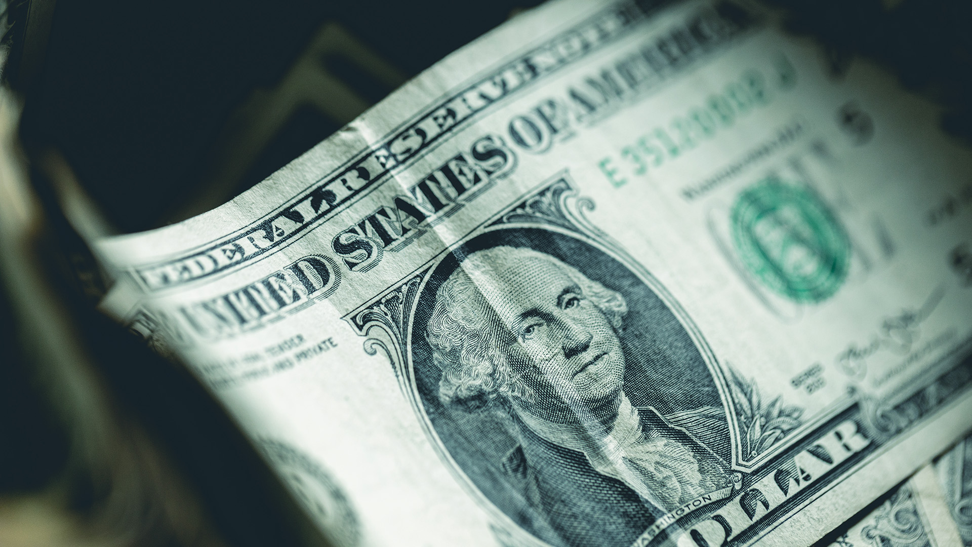 الدولار يتألق والتشديد مستمر