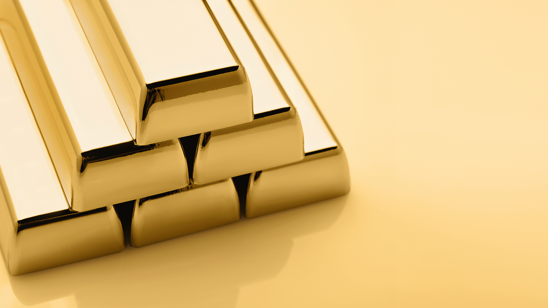 الذهب فوق مستويات 2020 لأول مره منذ 13 شهراً